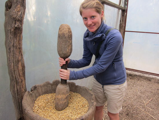 Kaffee stampfen wie in alten Zeiten, damit die getrocknete Schale von den Bohnen getrennt wird