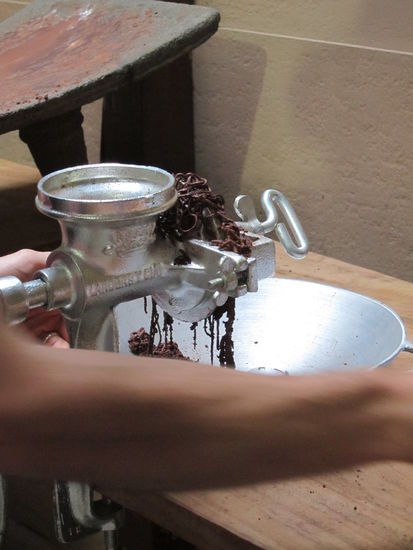 Die Kakaobohnen werden getrocknet und dann zermahlen. Wir durften alle Zustände probieren: erst die Kakaobohne, danach die zermahlene Bohne, danach gemischt mit Rohrzucker und danach flüssig mit Milch.