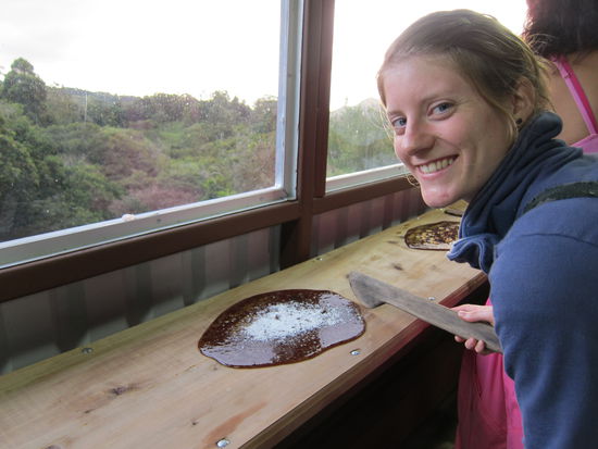 Der Beste Teil zum Schluss: Karamellsüßigkeiten herstellen 
Das flüssige Karamell wird mit irgendwas vermischt (Erdnüssen, Kokos oder Schokolade) und danach so lange mit dem Löffel gerührt bis es fest wird.