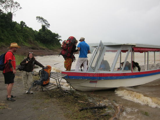 Es gab keinen Steg oder ähnliches, sondern nur das winzige Boot, das 15 Reisende an das andere Ufer bringen sollte