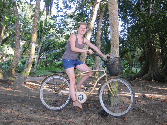 Es hat keine Gänge, kein Licht, keine Klingel, nur eine Rücktrittsbremse, aber es ist toll mal wieder Fahrrad zu fahren!!! Ich brauche es jeden Tag, da die Freiwilligenarbeit 30min entfernt liegt.