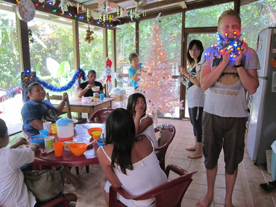 Zusammen mit Han aus Korea, Gil aus Belgien, Nanci und ein paar Einheimischen dekorieren wir den kitschigsten Baum, den ich je gesehen hab!