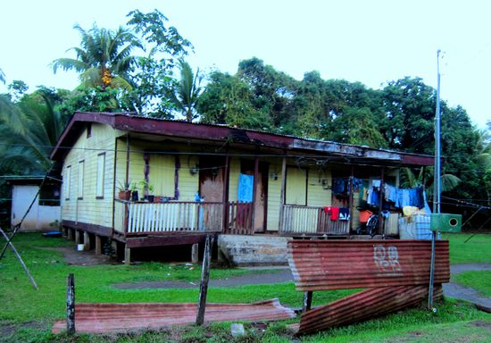 Mein Lieblingshaus in Puerto Viejo: total heruntergekommen, aber bestimmt 20 Leute wohnen drin. Viele Häuser hier sind in diesem Zustand, aber es passt perfekt in das Dorfbild.
