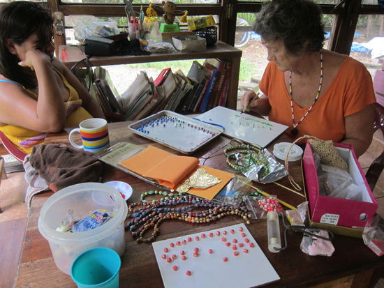 Nanci ist Künstlerin, alle Einnahmen fliessen in das Projekt. Hier helfe ich ihr Schmuck als Weihnachtsgeschenk für alle Frauen des Stammes herzustellen.