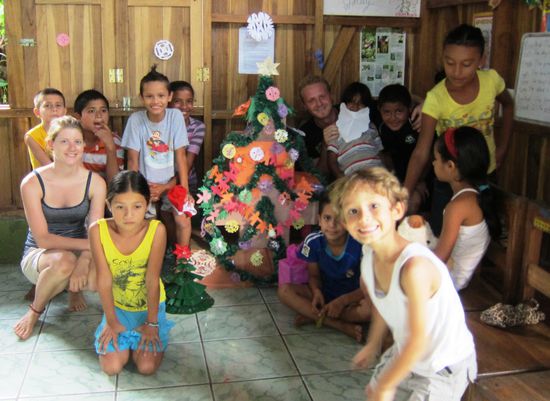 Mit den Kindern und ihrem selbstgebastelten Weihnachtsbaum