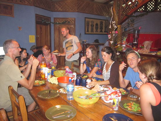 Gemeinsames Abendessen: frz. Schweiz, Holland, Belgien, Korea, Japan, Norwegen, USA. Keine deutschsprachigen im Haus, gut für mein Englisch, ahh Moment, ich bin ja hier um Spanisch zu lernen...