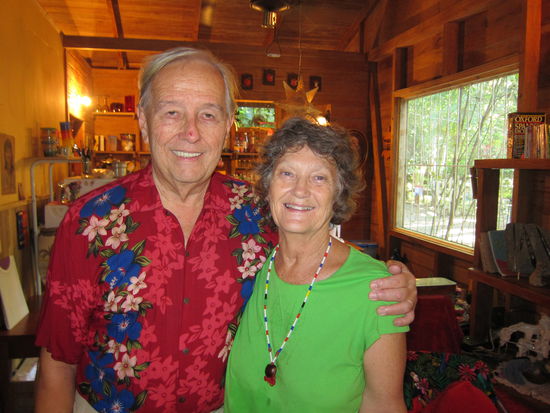 Barry und Nanci in ihrem kleinen Häuschen (gleichzeitig Suppenküche)