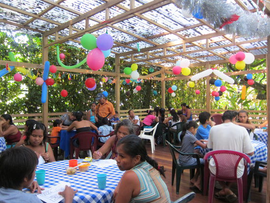 Die große Weihnachtsparty im Garten: Zuerst haben Nanci und Barry eine Rede gehalten, danach der Stammeshäuptling (orangenes Hemd hinten im Bild) und dann gab es Essen, Trinken, Geschenke, Wasserschlacht und Unterhaltung