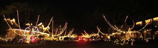 Jährlich an Weihnachten schmücken die Bewohner der Candy Cane Lane bzw des ganzen Viertels ihre Häuser mit tausend Lichtern!