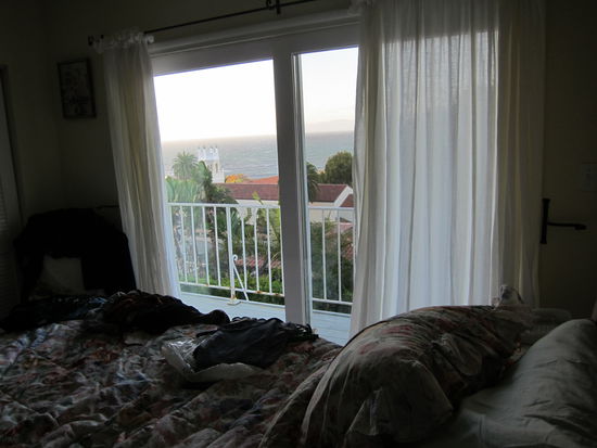Nach 3 Monaten habe ich mal wieder alleine in einem Raum geschlafen! Und das auch noch mit einer schönen Aussicht auf den Ozean.