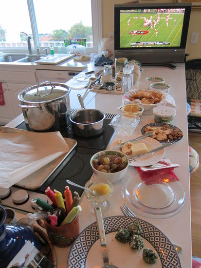 Lecker lecker Essen! Ich hab hier so viel Gutes gegessen, ich bin bereit für die nächsten 3 Monate Reis mit Bohnen  
Und natürlich lief immer irgendein Sport im Fernsehen nebenher, hauptsächlich Basketball, zur Abwechslung hier auch mal Football.