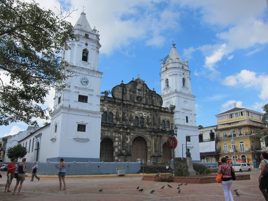 Die wunderschöne Altstadt von Panama steht im krassen Gegensatz zur Skyline. Leider wird in fast jeder der eigentlich schönen kleinen Gassen irgendwas neu gebaut. Gebaut bedeutet in Panama: Einer arbeitet, fünf andere stehen drum rum und unterhalten sich.