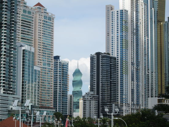 Dieses Hochhaus hat uns in seinen Bann gezogen. Es sieht unrealistisch und irgendwie verpixelt aus, war bestimmt nicht einfach zu bauen.