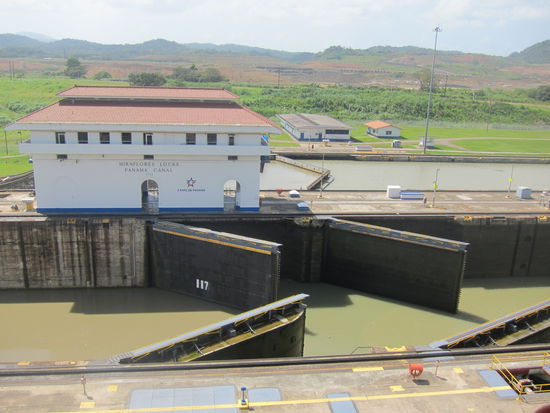 Mehrere Schleusen ermöglichen das Gefälle und die Steigung in Panama zu überwinden.