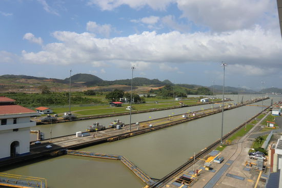 Der Panama-Kanal geht einmal mitten durch Panama und verbindet so die Karibische See mit dem Pazifik. Vor 100 Jahren hat die USA den Kanal gegraben, dabei kamen übrigens 5000 Menschen ums Leben. Heute werden Schiffe immer nach den Maßen des Panamakanals gebaut, da es keine andere Ozeanverbindung zwischen Atlantik und Pazifik gibt.