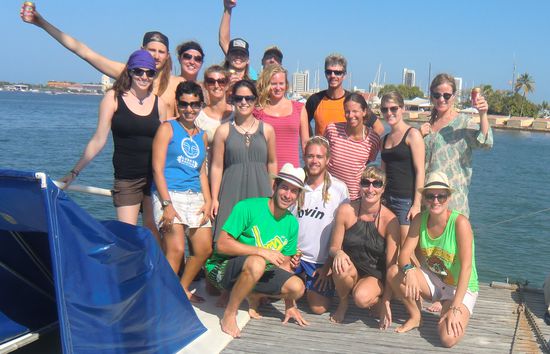 Die Crew: Kapitän Gisbert aka "Gizzy" aus Deutschland (hintem mit dem orangenen T-Shirt) und seine Gehilfin Amalia aus Panama (blaues T-Shirt). Außerdem 2 Schweizer, 2 Iren, 2 Holländer, 4 Schweden, 1 Norweger, 1 Australierin, 1 Engländerin und natürlich wir!