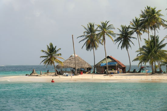 und an wunderschönen Stränden chillen, an Riffen und einem Schiffswrack schnorcheln...