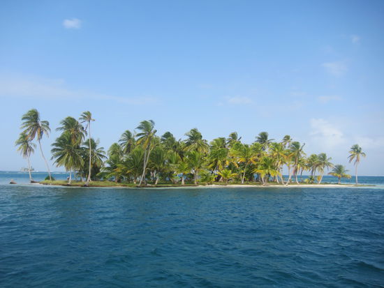 Eine von über 400 San Blas Inseln. Meistens wird gesagt, dass es genau 365 Inseln sind, aber nur weil es toll klingt für jeden Tag im Jahr eine zu haben. Manche sind so winzig, dass sie nur aus Sand und einer Palme bestehen.