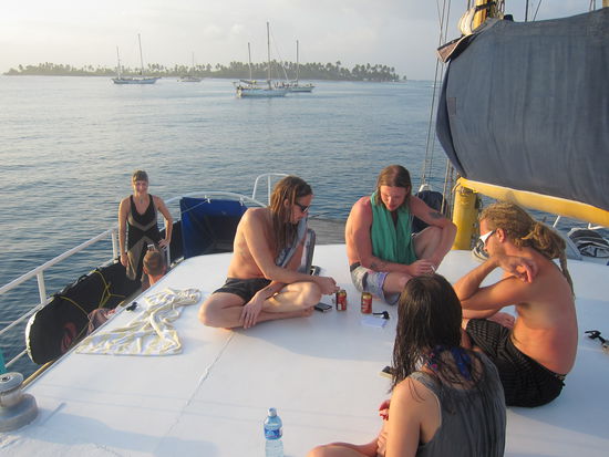 Neben Schwimmen, Schlafen, Essen und Lesen war Karten spielen auf dem Sonnendeck einer der Hauptbeschäftigungen auf dem Segeltrip...