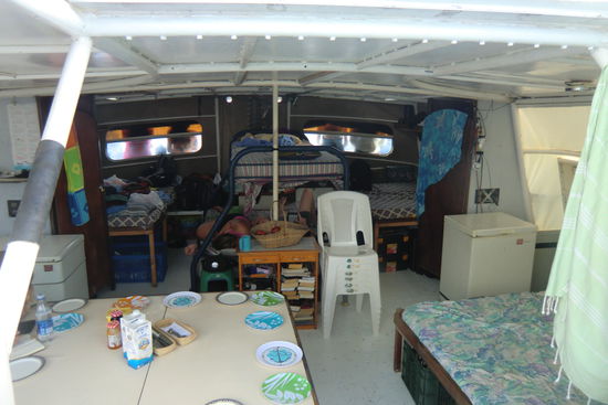 Der gemütliche Innenraum der Santana. Unser Doppelbett ist hinten links in der Ecke. Mehr Schlafplätze gabs noch in anderen Kabinen, aber unsere waren beim starken Wellengang die besten. Man munkelt, dass wir das Bett bekommen haben weil wir auch Deutsche sind 