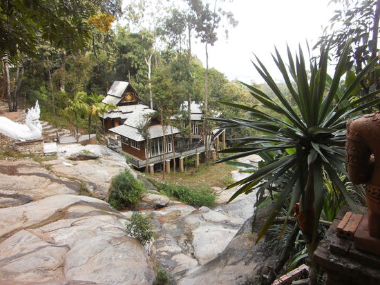 Ploetzlich tauchte eine uralte Tempelanlage auf umgeben von wunderbarem Wald und Baechen. Hier hin verirren sich bestimmt nicht viele Touristen. Ist das nicht schoen hier!
