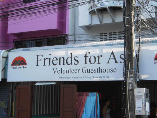 Heute Morgen um 8.30 Uhr haben wir uns wieder vor dem Office von Friends for Asia versammelt und wurden wieder in die Schule gefahren. Wir lernten nochmals die gebraeuchlichsten Woerter und Saetze, die man auf dem Markt oder sonst beim einkaufen gut anwenden kann. Natuerlich durften die Zahlen auch nicht fehlen. Denn ohne zu bezahlen bekommt man auch hier nichts. Diese Stunde ist sehr schnell verflogen, danach kam noch eine Krankenschwester, die uns auf verschiedene Krankheite und Symptome aufmerksam machte. Leider habe ich ihr englisch nicht sehr gut verstanden, so dass ich mir vorgenommen habe, sollte etwas Ernsthaftes auftreten, werde ich mich an Nat wenden, denn sie spricht ja gut und gerne deutsch. Am Schluss des Vormittags haben wir noch Todd kennen gelernt. Er ist der Boss von Friends for Asia in Bangkok. Er hat zuerst unsere Visa- und Abreisedaten gecheckt, damit niemand ungewollt irgendwo haengen bleibt.