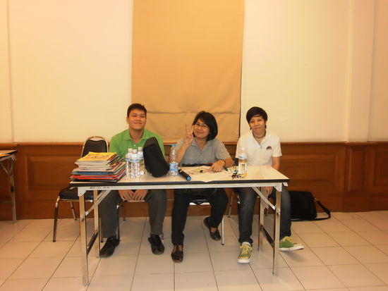 Links ist Aun, in der Mitte ist Nat (sie spricht deutsch) und rechts ist Aom, die Chefin der Koordinatoren.  
Aun und Nat haben uns heute Nachmittag den Einheimischen Markt, ganz in der Naehe unserer Unterkunft gezeigt. Er ist in einer grossen Markthalle untergebracht. Im Ergeschoss gibt es nur Lebensmittel und im 1. + 2. Stock sind Kleider ausgestellt. Es war ziemlich sauber und es roch auch nicht stark nach Fisch oder Sonstigem. Nat hat fuer uns verschiedene Spezialitaeten eingekauft, die wir kosten durften.  Die Einen waren sehr fein, doch etwas war zum "Kotzen". Ihr werdet es gleich sehen.