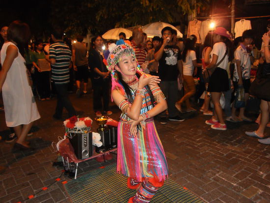 Eine huebsche, kleine Taenzerin und viel Volk auf der Strasse.
