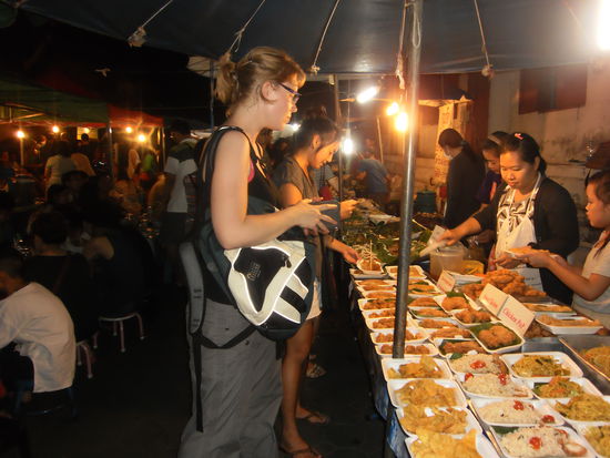 Ein sehr reichhaltiges Speise Angebot mit wenig Sitzplaetzen.