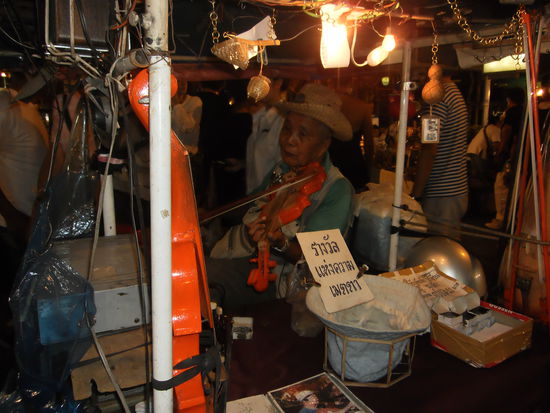 Ein Strassenmusikant. Auf dem Markt praesentieren sich jede Art von Kuenstlern, begonnen vom kleinen Maedchen, das singt, bis zu blinden Musikern und Saengern.