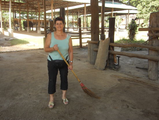 Anschliessend halfen wir unseren Mahuts noch die Unterstände reinigen, dann war schon wieder Feierabend, bis zum Nachtessen. Am Abend wurde auf der Veranda ein Grillabend veranstaltet. Kit, die Köchin schleppte einen Haufen Fleisch, Ananas, Tomaten und sogar Shrimps,an. All das wurde ohne sonstige Beilgagen gegessen. Da ich es vermeiden wollte, 2 x am Tag Fleisch zu essen, begnügte ich mich mit Tomaten und "Sapalot" (Ananas). Das war unserer Köchin viiiieel zu wenig, und so bereitete sie für mich noch extra eine Omelette (Rührei) zu. Das war sehr, sehr lieb von ihr, und ich bedankte mich mit "kobkunka maag, maag". Und schon ist wieder ein lustiger Tag zu Ende gegangen.