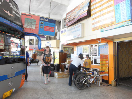 Am Samstagmorgen bin ich dann frueh losgezogen. Vorher habe ich im Buero noch nach dem Weg zum Busterminal gefragt und Aun sagte mir, es sei nur gerade auf der anderen Seite des Flusses. Ich machte mich also zu Fuss auf den Weg und war beinahe 1 Stunde unterwegs bis ich den Busterminal gefunden hatte. Wenn ich jemanden fragte, sagte jeder etwas anderes, bis ich dann einen Falang (Auslaender) fragte, der mir erklaerte, dass es noch ein ganzes Stueck zu laufen sein. Als ich dort ankam, gab es sogar 3 Terminals. Ich fragte mich zuerst einmal nach dem Schalter nach Chiang Rai durch. Zuerst bin ich auf dem grossen Terminal, wo alle Busse nach Bangkok und in den Sueden abfuhren, gelandet. Es war ein Betrieb beinahe wie auf dem Flughafen.