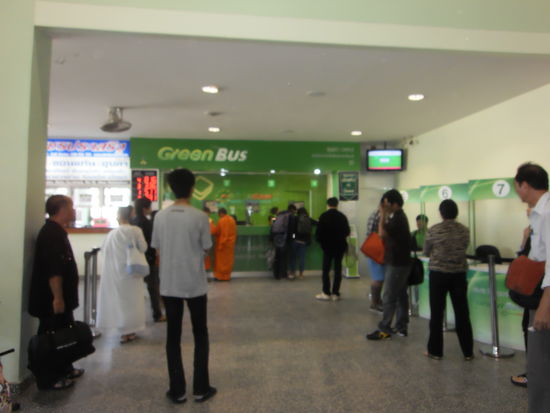 Endlich fand ich den Schalter der Green Busse. Dieser Schalter und die Abbildungen machten einen sehr guten Eindruck. Sofort ging ich an einen Schalter, wo mich dann die Beamtin darauf aufmerksam machte, dass ich bei der Nummernausgabe einen Zettel ausdrucken soll und mich dann melden, sobald diese Nummer aufgerufen werde. Eine Israelin zeigte mir noch, wo der Automat stand. Ich loeste also die Nummer und wartete geduldig, wie die anderen auch, bis meine Nummer auf der Anzeigetafel erschien. Am Schalter fragte ich nach einem Ticket nach Chiang Rai fuer naechsten Samstag um 9.00 Uhr. Das gewuenschte Ticket kostete fuer 1 Fahrt von 3 Std. mit klimatisierten Bussen ca. SFr.6.--. Das ist wirklich guenstig. Ich moechte mich dann 1-2 Tage in Chiang Rai umsehen und spaeter mit dem Bus nach Chiang Kong reisen, um dort die Grenze zu Laos zu ueberschreiten. Es gibt auch Busse von Chiang Mai nach Chiang Kong, diese Fahrt dauert aber 6-7 Std. und das ist mir einfach zu lange. Dort hin gibt es keine Schnellstrasse, und dabei werden noch verschiedene Haltestellen angefahren. Unter Umstaenden kann die Fahrt auch noch laenger dauern.