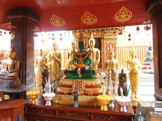 So gegen 16.00 beschlossen wir uns, noch den Doi Sutep zu besuchen. Das ist ein sehr grosser Tempel mit Klosteranlage auf einem Berg ca. 1200m ü. M. mit einer wunderschönen Aussicht über Chiang Mai und das ganze Tal. Um 16.30 war der grösste Ansturm bereits vorbei, und wir konnten die Anlage in Ruhe und ohne anstehen, betrachten. Auch die Lufttemperatur dort oben war sehr angenehm kühl und erfrischend. Wir nahmen uns die uns zur Verfügung stehende Zeit und bewunderten die schönen Buddha Statuen und den goldenen Cheddi. Vor allem der Smaragd Buddha  (auf dem Bild) ist ein Wunderwerk.