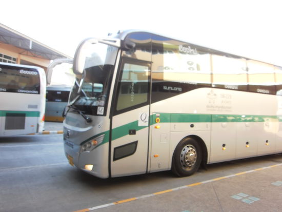 Als ich auf dem Fahrsteig ankam, warteten bereits viele Leute und 1 Bus stand schon dort. Ich stellte mich also in die Reihe und und hielt dem Gehilfen mein Ticket hin. Er kontrollierte mein Ticket und bemerkte, dass ich erst auf den 9.00 Uhr Bus einsteigen darf. Im Fahrplan stand aber nur alle 2 Std. ein Kurs. Wahrscheinlich haben sie wegen der Nachfrage, noch zusätzliche eingefügt. Die Green Busse sind sehr modern, klimatisiert und grosszügig bestuhlt, sodass man genügend Beinfreiheit hatte. Das wäre eigentlich bei meiner Köpergrösse kein Problem. Die Information geschah, ähnlich wie beim Flugzeug, über einen Bildschirm. Darin wurde erwähnt, dass es sogar ein WC hatte, also konnte ich ganz beruhigt sein. Kurz nach der Abfahrt kam die Hostess und brachte uns 1 Fl. Mineralwasser und etwas später kamen die Guäzli dazu. Ich bin vor Staunen beinahe vom Stuhl gefallen, und liess mich natürlich sehr gerne mit diesem Komfort bedienen. Die Fahrt ging durch eine wunderschöne Region, ziemlich in die Berge. Das heisst, eigentlich sind es Hügel. Dafür ging es immer wieder hinauf und hinunter. Manchmal kroch der Bus nur so den Stich hoch. Wahrscheinlich haben diese Busse nicht so viele PS wie die unsrigen. Nach 1einhalb Std. machte er eine WC Halt auf einem Parkplatz. Vielleicht hatte ich die Ansage falsch verstanden, oder das WC wird nur auf längeren Fahrten geöffnet. Einerlei, ein wenig die Füsse vertreten hat auch gut getan. Immer wieder sah man links und rechts der Strasse die bewaldeten Berge. Diese Landschaft fasziniert mich einfach. Wo man hin schaut, ist es grün. Der Rest der Fahrt habe ich einfach genossen, die Zeit verging wie im Flug.