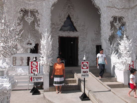 Nach der Besichtigung, liess ich mich von Tai, so hiess der nette junge Mann, wieder zurück fahren. Ich begann während der Fahrt mit ihm thai zu reden, und er gab mir sehr viel von sich und seiner Familie Preis. Ich geniesse es jeweils, mit den Leuten in ihrer Sprache zu komunizieren. Leider hatte er am Montag Morgen keine Zeit, mich zum Bus-Terminal zu bringen. Wieder in Chiang Rai angkommen, ging ich zuerst einmal ins Internet Cafe, um am Bericht weiter zu arbeiten. Eine volle Stunde habe ich versucht die Bilder hochzuladen, doch leider vergebens. Der Kerl, der dort so tut wie wenn er der Eigentümner wäre, hatte keine Ahnung und konnte oder wollte mir nicht weiter helfen. Also suchte ich mir eine anderes Cafe, wo ich mit meinem Problem weiter komme. Dort waren Frauen, und ich habe ihnen erklärt, was ich machen wollte. Sie gab mir einen Kartenleser und schon war das Problem behoben. Also lud ich alle Fotos, die zum letzten Bericht gehörten noch hinauf und dann konnte der Elefantenbericht abgeschlossen werden. Das heisst, eigentlich nur der 2. Teil. Es gibt noch eine Fortsetzung. Ob ich noch dazu komme, weiss ich leider nicht.  Das wird sich dann erst in Laos vor Ort noch heraus stellen. 
Nach dieser Doktor Arbeit habe ich eine Thai-massage verdient und machte mich wiederum auf den Weg. Beim nächsten Studio fragte ich nach dem Preis und war damit einverstanden. Diesmal war es eine reife Frau, die mich massierte. Zuerst dachte ich auch, es ist nichts Spezielles. Dann aber, nach einer gewissen Zeit spürte ich meine Muskeln immer heftiger. Während dieser Stunde hatte sie mir nur die Beine und Arme massiert und dabei ganz die Zeit vergessen. Wir haben fröhlich geplaudert und sie erzählte mir, dass sie vom Preis jeweils 50 % als Lohn ausbezahlt bekommt. Da es aber in Chiang Rai sooo viele Massage Stuios gibt, verdienen die Frauen nicht sehr viel am Tag. Wenn sie 3-4 Std. massieren können, ist das schon viel. Dafür sitzen sie aber 12 Std. herum. Diese Massage war so richtig heftig, und ich musste was aushalten. Die Masseurin liess sich nicht beeindrucken und presste meine armen Muskeln fröhlich weiter. Danach musste ich auch meine inneren Kräfte stärken und beschloss auf dem Nachtbazar etwas zu essen. Im Reiseführer wurde das 1. Stock Restaurant im Nachtbazar empfohlen und so begab ich mich dort hin. Es war sehr schön gedeckt und ich war der einzige Gast. Während ich die Speisekarte studierte, kam zufällig das Paar aus meiner Unterkunft herein und fragte, ob sie an meinen Tisch sitzen dürften. Das war mir natürlich noch so recht, und wir hatten zusammen einen ganz gemütlichen Abend. Das Essen war übrigens hervorragend. Ich hatte während meiner ganzen 3 Wochen noch kein sooo gutes  rotes Thai-Curry gegessen, wie hier. Es schmeckte beinahe so, wie im Säntispark. Zufrieden verliessen wir das Restaurant, ich streifte nochmals durch den Nachtbazar, um einige Geschenke zu kaufen und bald war auch ich in der Unterkunft zurück.