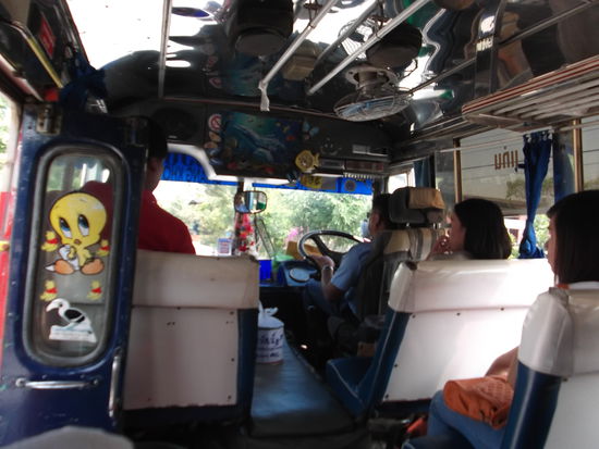 Am Montag Morgen, nach dem Frühstück zog ich mit meinem Gepäck in Richtung Busterminal. Kaum war ich auf der Strasse, kam mir ein Tuk-Tuk entgegen und der Fahrer gab mir ein Zeichen. Ich fragte zuerst nach dem Preis und siehe da, es kostete diesmal nur 30 Bath und nicht 80 wie bei der Ankunft. Natürlich konnte ich dieses Angebot nicht abschlagen und stieg in das 3-Rad ein. Beim Bus-Terminal kam sofort ein Bus-Chauffeur auf mich zu und wollte meinen Koffer in seinen Bus einladen. Ich winkte jedoch ab, weil ich wieder mit einem Green-Bus fahren wollte. Ich habe jenen Komfort doch so gern gehabt. Ich fragte dann auf dem Perron die grün bekleideten Leute, und die bestätigten mir, dass kein Green-Bus nach Chiang Kong fahren wird. Ja also, dann musste ich halt wohl oder übel in die alte Kiste einsteigen, wenn ich nach Laos wollte. und das war ein Muss. Im Bus waren der Chauffeur und eine Begleiterin, die jeweils die Tickets verkaufte. Sie stand während der Fahrt in der Türe und gab dem Fahrer eine Zeichen, wenn jemand am Strassenrand stand und mitfahren wollte. So dauerte die ganze Fahrt ziemlich genau 2 Std. Es war aber auch nicht zu heiss darin, so dass es gut auszuhalten war. Neben mir nahm eine Europäerin Platz und ich fragte sie: where are you from? (Woher sind Sie) Das ist eigentlich der Standard-Satz, wenn man Touristen begegnet. Sie war Französin und so sprach ich mit ihr halt auch franz. Ich war selber sehr erstaunt über meine franz. Kenntnisse, denn der Wortschatz kam mir laufend wieder in den Sinn. Diesem Anschein nach, ist es doch noch nicht sooo schlimm mit meiner Alzheimer-Krankheit. So muss Herr Woodtli noch etwas länger auf mich warten. Die Franzosen wollten heute noch nach Laos hinüber fahren. In Chiang Kong, schnappte ich mir einen Tuk-Tuk-Fahrer und liess mich zu einem Guesthaus bringen. In der Nähe des Piers setzte er mich ab und ich liess mir dort ein Zimmer zeigen. Es sah sauber aus, aber als ich den WC-Deckel hob, kam er mir gerade entgegen. Mit Verlust muss man rechnen, sagte ich mir und entschloss mich für dieses Zimmer. ich brauche zwar keinen Fernseher, aber die Chefin brachte mir auch sofort 1 Flasche Mineral. Das ist sehr nett. Ich ging noch nach Chiang Kong ins Dorf und musste in der Hitze eine halbe Std. laufen. Meine Lust nach Ananas hat mich angetrieben, und auf dem Markt fand ich auch eine. Wieder zurück in meiner Unterkunft fragte ich die Wirtin, ob sie mir die Sapalot aufschneiden würde. Nach einiger Zeit kam sie mit einem Teller voll. Mmmhhh, hat das gut geschmeckt. Jetzt sitze ich schon 2 Std. hier am PC, ab und zu kommt sie und schaut mir über die Schulter. Plözlich kam sie mit einer grossen Flasche Mineral daher. Das ist doch sehr aufmerksam, findet ihr nicht auch? Ich werde ihr dafür ein gutes Trinkgeld geben. Doch für morgen früh muss sie mir noch ein Tuck-Tuck bestellen.