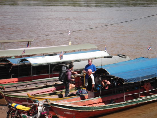 Auf diesen Booten werden wir morgen früh nach Laos verschoben.
Ich war vorhin noch am Pier und habe mich dort umgesehen. Dort bin ich wieder den Deutschen und Franzosen begegnet, die mit mir im Bus waren. Bei der Information habe ich erfahren, dass die Schweizer ein gratis Visum erhalten, das hat ein Österreicher gehört und fragte nochmals nach. Der ist halt zu weit östlich geboren worden, sonst hätte er auch davon profitieren können. Wem muss ich denn da danke sagen? War das nun noch Frau Calmy-Rai oder schon der Didi oder sogar der Schneider-Ammann? Wie dem auch sein, ich nehme es dankend an. Ob es wirklich so ist, wird sich dann Morgen heraus stellen.