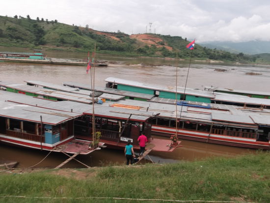 Auf diesem Slowboot werde ich 2 Tage verbringen. Wir wurden zum Boot gebeten und die Träger schleppten unsere Koffer und Rucksäcke hinter uns her. War ich froh, dass ich ihn nicht selber schleppen musste.