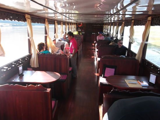 Um 9.30 legte das Boot ab. Wir waren sehr erstaunt über den Komfort, den wir in den nächsten beiden Tagen geniessen durften. Erst als alle Gäste ihren Platz auf dem Schiff gefunden hatten sah ich, dass wir 16 Personen waren, alle zwischen 40 - 70, Männer und Frauen ungefähr gleich viele. Es waren Leute aus Australien, Frankreich, England, Deutschland, Holland und natürlich aus der Schweiz dabei. Wir hatten also genügend Platz und konnten uns alle ein bequemes Pläzchen aussuchen. Der Reiseleiter begrüsste uns  und stellte seine Crew vor: Dabei war ein Kapitän der schon seit mehr als 20 Jahren Schiffe auf dem Mekong zwischen Houei Xei und Luang Prabang steuerte. Dann war da noch sein Matrose und Kapitän Stellvertreter. Der ist bedeutend jünger und darf das Schiff nur unter Aufsicht des Kapitäns fahren. Den Steuerleuten ist nur erlaubt auf diesem Stück des Mekong zu fahren, da sie ihn hier sehr genau kennen. Der Mekong ist der Längste Fluss Südostasiens, darum hat es mich auch gereizt, ein Stück weit auf ihm zu fahren. Der Fluss ist aber sehr verschmutzt und das verschlimmert sich bis zur Mündung ins Meer unaufhörlich. In Laos kennt man keine Kläranlagen, da wird alles einfach in den Fluss geleitet. Auch unser Dreck landet schlussendlich in diesem Gewässer. Zur Schiffsmannschaft gehörten noch der Kellner Kam und die Köchin.