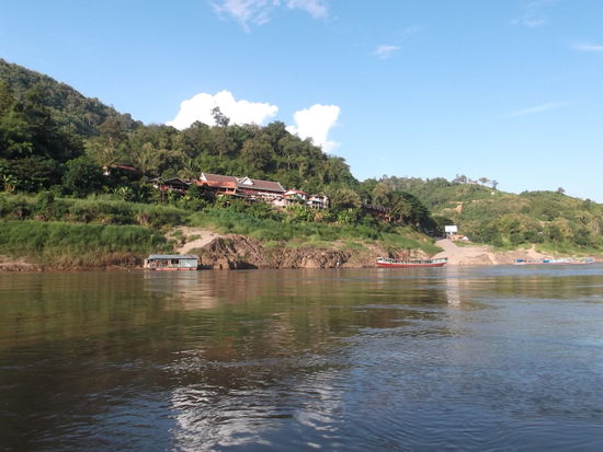 Ein Dorf am Flussufer des Mekong. Nicht alle Dörfer liegen sooo nahe an einem Verkehrsweg. Unser Reiseleiter erzählte: Wenn er sein Dorf besuchen möchte, müsse er 10 Stunden wandern. Da wird er diese Besuche bestimmt auf einem Minimum halten.