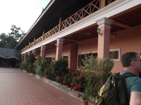 Unser Hotel in Pakbeng, wo wir übernachteten. Ein gosses Teakhaus, das 2005 gebaut wurde. Die Zimmer aber waren auch alles aus Holz, beinahe stockdunkel und sehr bedrückend. Hier konnten sich die Mücken gut verstecken, weil man sie auf den dunklen Wänden nicht ausmachen konnt.