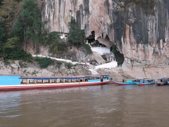 Die Anlegestelle vor den Höhlen.