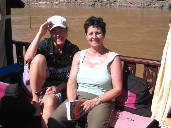 Uta und ich haben im Stefan Loose Reiseführer nach einer geeigneten Unterkunft gesucht und überlegten uns auch, ob wir unseren Guide  danach fragen sollten. Wir unternahmen diesen Versuch und erklärten ihm die Preislage und unsere Vorstellungen einer geeigneten Unterkunft. Er telefonierte daraufhin mit einem Guesthaus und teilte uns mit: dass in unserer gewünschten Preislage kein Zimmer zur Verfügung stehe, aber eine Preisklasse höher. Wir sagten ihm zu und waren gespannt, was auf uns wartete. Ein amrerikanisches Paar hat sich auch mit ihm geeinigt und wird im selben Haus absteigen. Wir charteten ein Tuk-Tuk und wurden dorthin gefahren. Dort wo er uns aussteigen liess, sah es noch einladend aus. Wir mussten aber einige meter weiter gehen und in einen Hinterhof. Dort erwartete uns ein junger Laote und zeigte uns das Zimmer. Wir waren überhaupt nicht begeistert davon und fragten nach einem anderen. Das würde aber anstatt 20 US$ 30 US$ kosten. Wir waren aber absolut nicht bereit soviel für ein Zimmer auszugeben und entschlossen, eine Nacht dort zu verbleiben und am nächsten Morgen eine andere Unterkunft zu suchen. Uta und ich machten uns also auf den Weg ins Zentrum, und suchten das im Reiseführer ausgesuchte Guesthaus. Es lag in einer ruhigen Strasse mit zahlreichen anderen Guesthäusern. Wir fragten an, aber es war alles bereits besetzt. Also beschlossen wir, am nächsten Morgen unsere Koffer zu packen und hierher zu fahren.