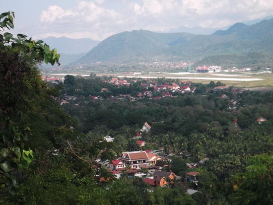 Das ist Luang Prabang in Laos. Ein wunder schönes Städtchen am "Namkong" (so heisst der Mekong in Laos), umgeben von grünen Hügeln und Bergen, die sogar höher liegen als 1000 m ü.M. Am ersten Tag bin ich die 160 Treppenstufen hinauf gelaufen, um diese Aussicht auf der Kamera fest zuhalten. Luang Prabang liegt ungefähr auf der Höhe von Chiang Rai in Thailand. Am Morgen haben wir meistens Nebel, und gegen Mittag, sobald die Sonne scheint, wird es wieder heiss.