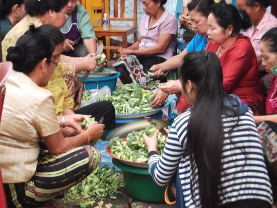Es war am Freitag, als diese Frauen unheimlich viel schönes Gemüse rüsteten, kochten und in kleinen Portionen schön herrichteten. Daneben wurde von Männern ein Gefäss hübsch dekoriert. Als ich nach dem Grund fragte, erklärten mir junge Mädchen, dass am Abend eine grosse Hochzeit stattfinden würde und diese Sachen für den Apero  vorbereitet werden. Ganz zufällig sind wir am Abend dort vorbei gekommen. Da war bestimmt für ca. 1000 Personen aufgetischt. Die Braut und der Bäutigam waren sehr schön gekleidet und begrüssten die langsam eintreffenden Gäste mit einem Way. Neben ihnen stand der engere Familiekreis. Vor ihnen war ihr Hochzeitsfoto aufgestellt. Wir standen da etwa eine halbe Stunde und bestaunten die hübsch bekleideten Hochzeitsgäste. Es war wie in einer Modeschau und für uns Westler eine Augenweide. Vor allem die Frauen kamen in allen Varianten von Stoffen daher, die uns auch am Nachtmarkt angeboten werden. Diese Stoffe werden von den verkaufenden Frauen und deren Familien in Handarbeit gewebt und dann bestickt.