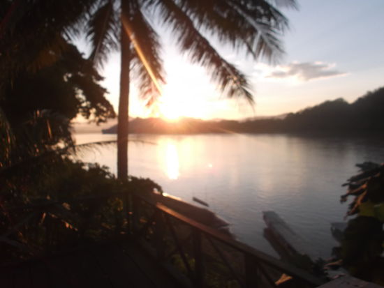 Sonnenuntergang am Ufer des Namkong in Luang Prabang