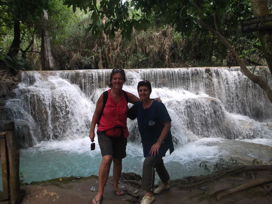 Nach der Bärenmahlzeit, machten wir uns auf den Weg zu den Wasserfällen, dabei überquerten wir Bächlein und hörten das Rauschen schon von weitem. Plözlich standen wir vor verschiedenen grünblauen Wasserbecken. Es war eine Augenweide zu sehen, wie das Wasser von einem zum anderen Floss. Zuerst waren es ja nur kleine, die vom Wasser ausgewaschen waren. Aber als wir weiter dem Wasser folgten, erschienen immer grössere Becken, worin man sogar baden konnte. Das haben sich auch einige Westler gesagt und genossen die herrliche Erfrischung.