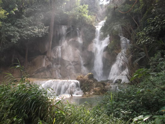 Und so sah der oberste Wasserfall aus. Über verschiedene Stufen erreichte er bestimmt eine Höhe von 15 M.