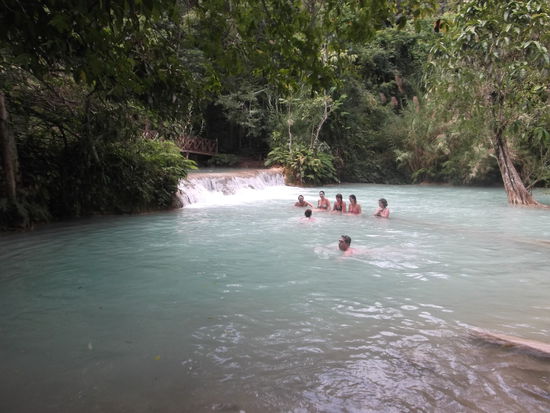 Also wieder unten angelangt, gönnten auch wir uns eine erfrischendes Bad in diesem herrlich sauberen Wasser. Ich wollte bis zum Wasserfall schwimmen, aber der Strudel hielt mich davor zurück. Es war wie in einer Gegenstromanlage zu schwimmen. Mir gefiel das Spiel mit dem Wasser, aber Uta war es schnell zu kalt. Wir liessen uns noch kurz an der Luft trocknen und schauten den Einheimischen beim baden zu. Dabei waren die jungen Männer mit Boxershorts bekleidet und die Frauen gingen gleich mit ihren ganzen Kleidern ins Wasser. Ob sie noch Trockenes zum umziehen dabei hatten, entgeht unseren Kenntnissen. Nach kurzer Zeit machten auch wir uns wieder auf den Rückweg.